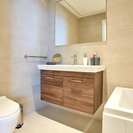 High-rise Elegance 18th Floor With Stunning Sea Views