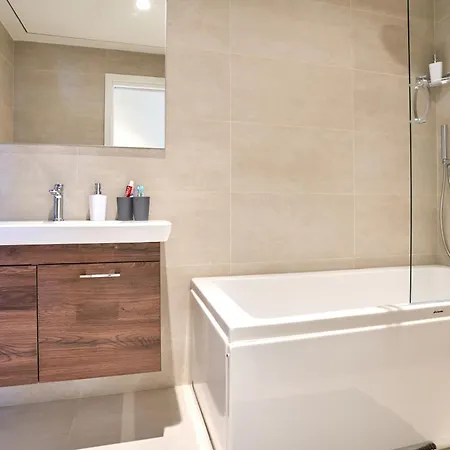 High-rise Elegance With Sea Views *