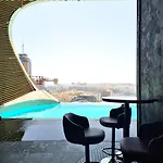 High-rise Elegance With Sea Views Lägenhet